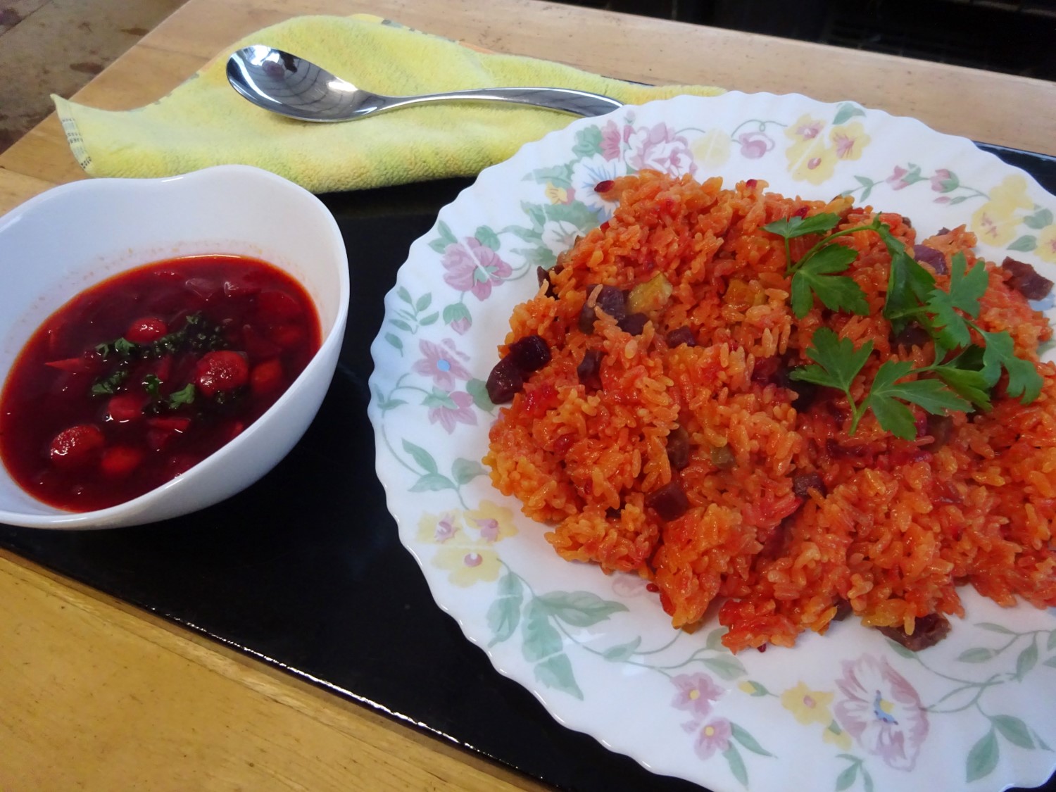 ビーツの赤いスープと赤いピラフの写真