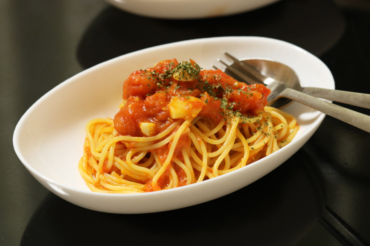 トマトソースパスタ横の写真
