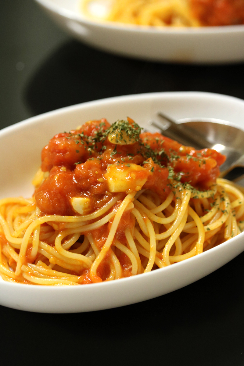 トマトソースパスタ横の写真